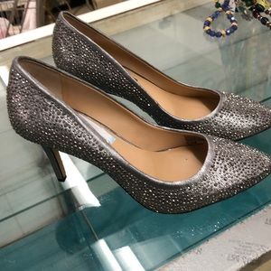 Gorgeous silver size 6 1/2 INC 2 1/2 inch pumps